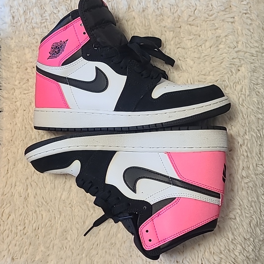 EUC Jordan 1 Pink, Black and White